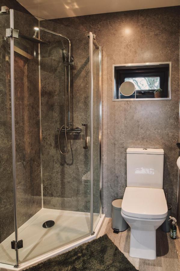 Luxury Glamping Cabin With Outdoor Bath On Cornish Flower Farm Truro Exterior foto