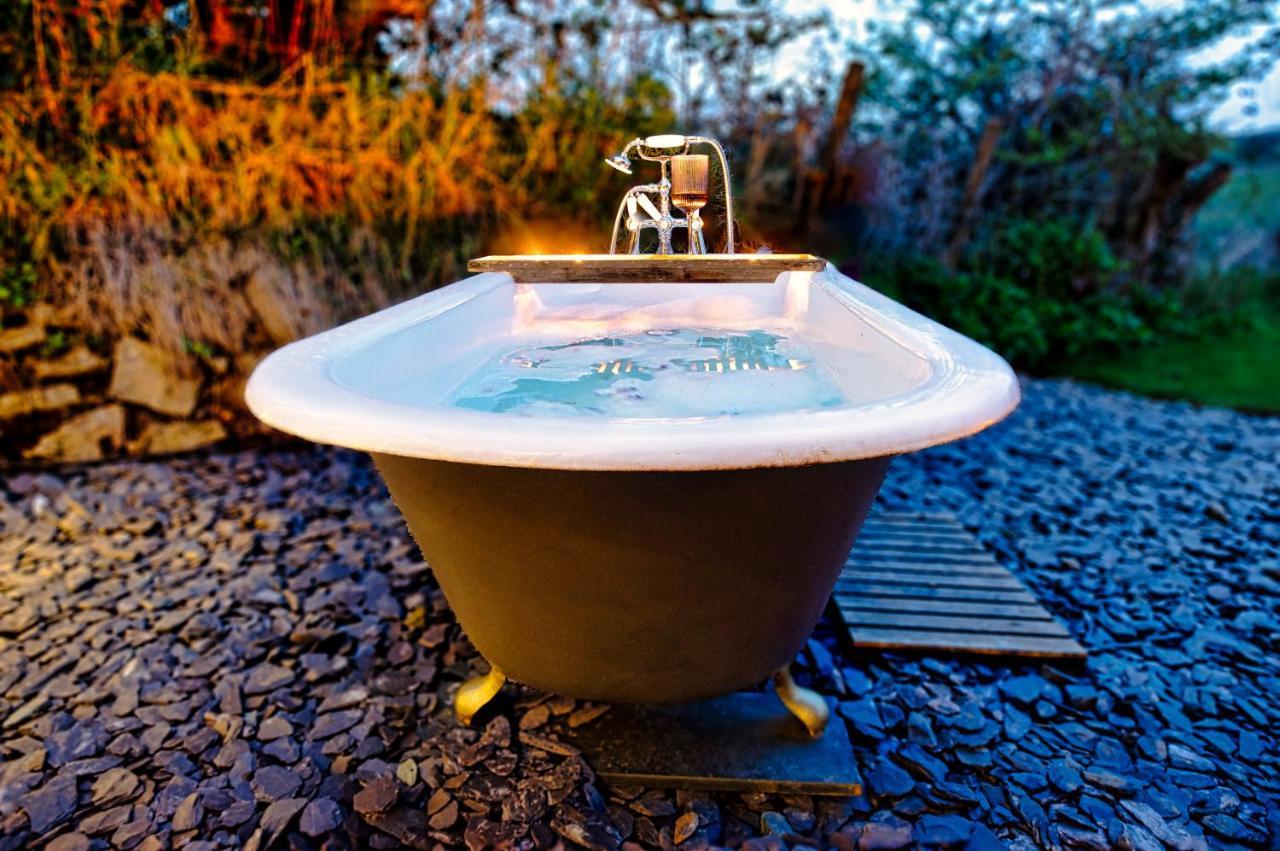 Luxury Glamping Cabin With Outdoor Bath On Cornish Flower Farm Truro Exterior foto